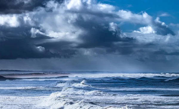 Onde Strane Che Infrangono Sulla Costa Rocciosa Con Surf Spray — Foto Stock