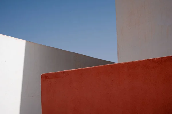 Крупним Планом Архітектурні Особливості Червоно Білих Будинків Тлі Блакитного Неба — стокове фото