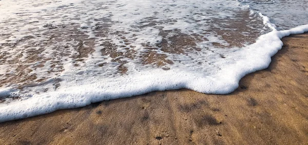 Μικρά Κύματα Κυλούν Πάνω Από Την Παραλία Της Άμμου Στον — Φωτογραφία Αρχείου