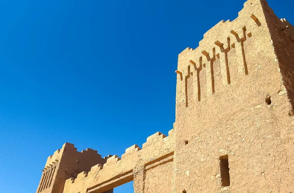Blick Auf Das Ziegeltor Der Alten Afrikanischen Kasbah Burg Vor — Stockfoto