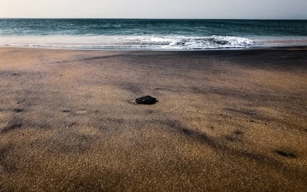 Singola Roccia Nera Sabbia Nera Marrone Sulla Spiaggia Mauritania — Foto Stock
