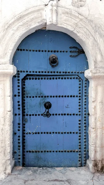 Azemmour Marocco Dicembre 2019 Tradizionalmente Dipinta Antica Porta Legno Intemperie — Foto Stock