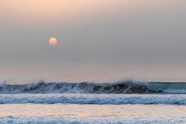 Αργά Ηλιοβασίλεμα Πάνω Από Θάλασσα Στην Αφρική — Φωτογραφία Αρχείου