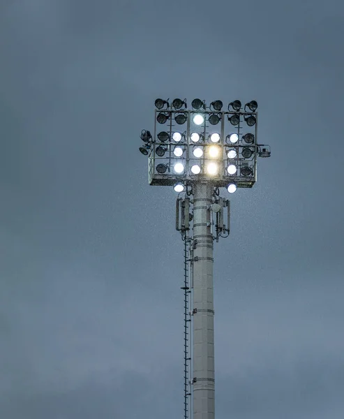 Stadion Reflektorfény Oszlop Ellen Kék Esti Égbolt — Stock Fotó