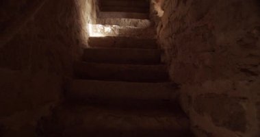 Eski binanın kemerli kapısına çıkan eski dar merdiven manzarasını kaldır