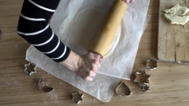 Masada bisküvi pişiren yüzü olmayan kadın şef.