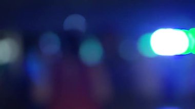 Tanımlanamayan insanların hareket halindeki parlak bokeh ışıklarının arkaplanı