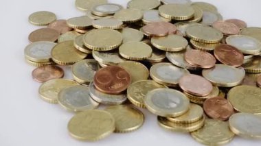 Metal paraların zaman aşımından sonra gri arka planda ödeme için hurdadan kaybolması