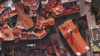 Dağ vadisindeki şehrin insansız hava aracı görüntüsü