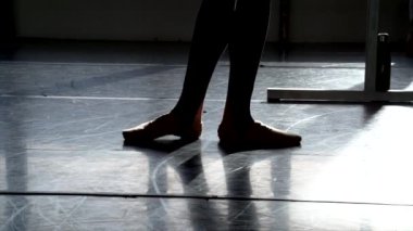 Modern bir stüdyoda sivri uçlu bale ayakkabıları giyen tanınmayan profesyonel bale dansçıları.