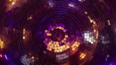 Modern gece kulübündeki gece partisinde ışıklarla aydınlatılan parlayan disko topunun yakın çekimlerinden.