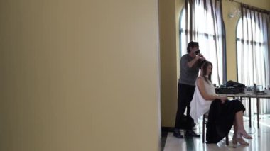 Şık gelin için kuaför saç stili yaparken düğün kutlaması için hazırlanıyor.