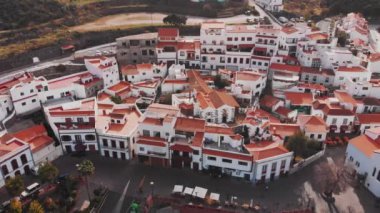 Dağ vadisindeki şehrin insansız hava aracı görüntüsü