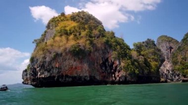 Mavi denizin üzerindeki engebeli uçurum.