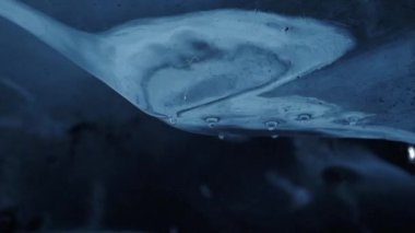 Buz mağarada eriyor.