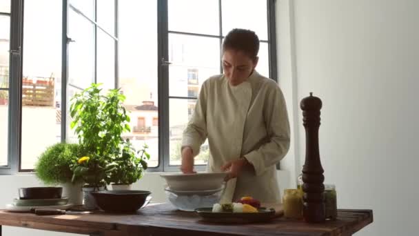 Ocupado Cozinheiro Feminino Mesa Mistura Agitação Tigela Enquanto Prepara Bife — Vídeo de Stock