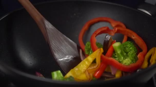 Närbild Beskärs Oigenkännlig Person Matlagning Färgglada Grönsaker Stekpanna Med Slow — Stockvideo