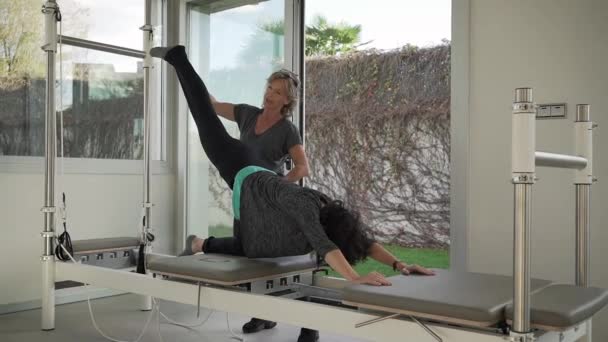Vrouw Activewear Beoefenen Yoga Neerwaartse Geconfronteerd Hond Houding Pilates Hervormer — Stockvideo