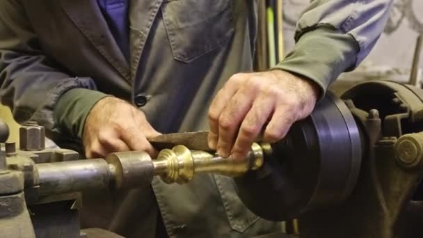 Bijsnijden Van Volwassen Juwelier Uniform Slijpen Metalen Stok Professionele Apparatuur — Stockvideo