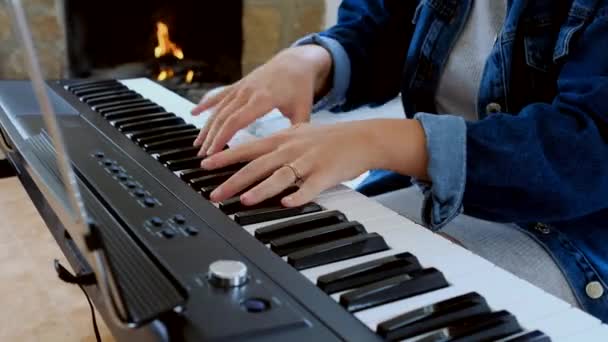 Περικοπή Θηλυκό Casual Φορούν Κάθεται Στον Καναπέ Παίζοντας Ηλεκτρικό Πιάνο — Αρχείο Βίντεο