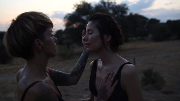Side View Van Jonge Lesbische Vriendinnen Met Getatoeëerde Lichamen Knuffelen — Stockvideo