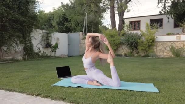 Eka Pada Rajakapotasana Paspasın Üzerinde Oturan Avluda Yoga Yapan Sakin — Stok video