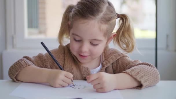 Nettes Kind Lässigem Outfit Zeichnet Während Tisch Leichten Kindergarten Sitzt — Stockvideo