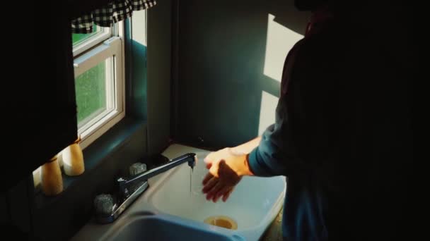 Πλευρική Άποψη Του Ανώνυμου Άνδρα Στέκεται Κοντά Νεροχύτη Στο Μπάνιο — Αρχείο Βίντεο