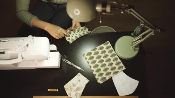 Artesã Irreconhecível Usando Máquina Costura Moderna Criar Amostras Tecido Macio — Vídeo de Stock