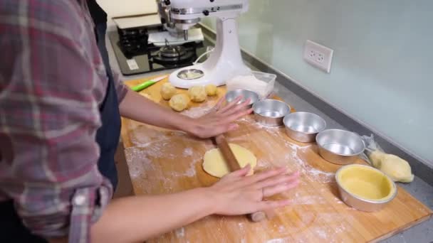 Cropped Unrecognizable Person Apron Rolling Dough Rolling Pin Working Home — Stock Video