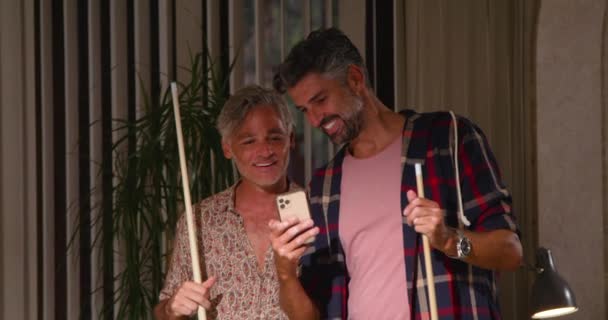 Felice Amici Maturi Abbigliamento Casual Giocare Biliardo Durante Utilizzo Smartphone — Video Stock