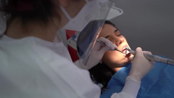 Cosecha Dentista Profesional Uniforme Con Máscara Médica Perforación Diente Mujer — Vídeos de Stock