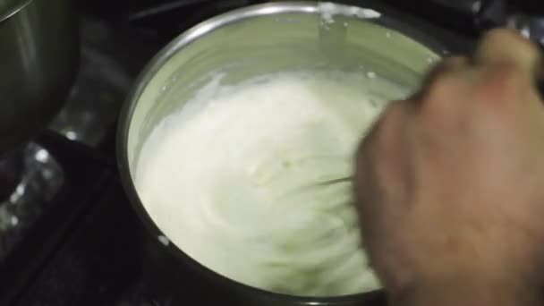 Angolo Alto Chef Raccolto Mescolando Salsa Alla Panna Saporita Pentola — Video Stock