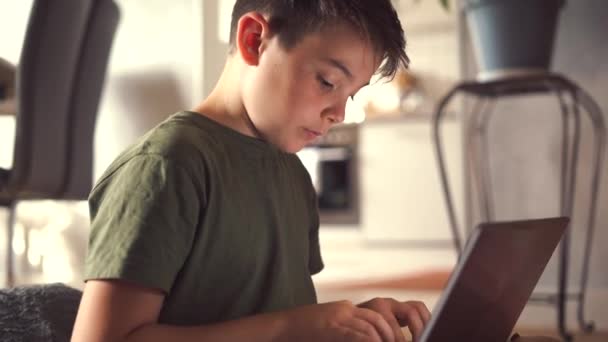 Poważny Chłopiec Siedzi Kaszlu Skrzyżowanymi Nogami Pisze Laptopie Domu — Wideo stockowe