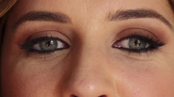 Primer Plano Hembra Suave Con Ojos Verdes Grises Maquillaje Mirando — Vídeo de stock