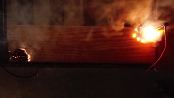 Primo Piano Elettricità Bruciando Modello Decorativo Tavola Legno Falegnameria — Video Stock
