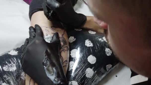 Crop Tetoválás Mester Csinál Kontúr Lábát Ügyfél — Stock videók