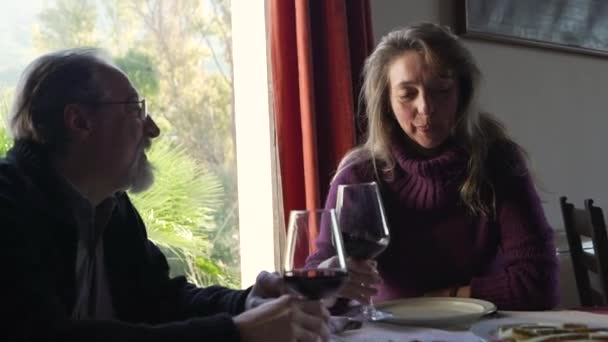 Casal Idosos Conversando Enquanto Jantam Juntos Mesa Com Pratos Vinho — Vídeo de Stock