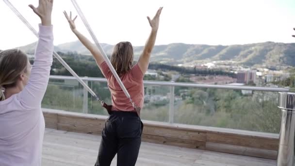 Vista Posterior Compañía Personas Ropa Deportiva Apoyadas Correas Haciendo Yoga — Vídeos de Stock