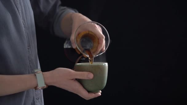 Beskär Anonym Hona Hälla Färska Varma Bryggt Kaffe Från Glas — Stockvideo