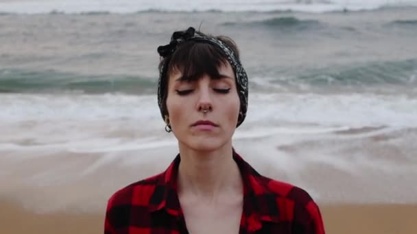 Kumsalda Islak Kumda Duran Bir Kadın — Stok video