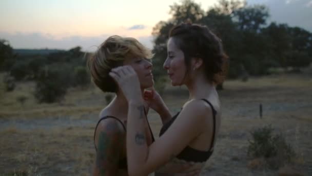 Vedere Laterală Prietenelor Tinere Lesbiene Corpuri Tatuate Îmbrățișându Mângâindu Reciproc — Videoclip de stoc