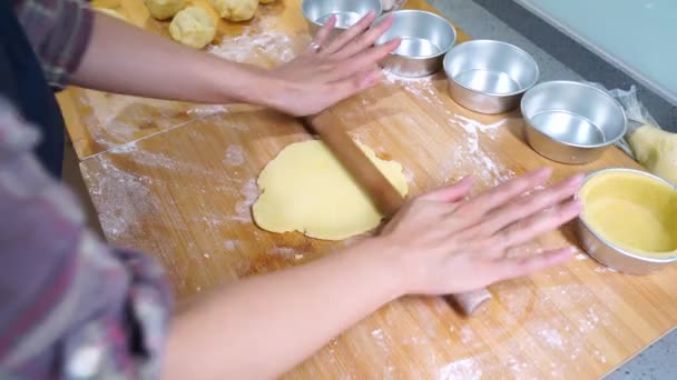 Oříznutá Nepoznatelná Osoba Zástěře Válcování Těsta Válečkem Pracuje Doma Dřevěné — Stock video