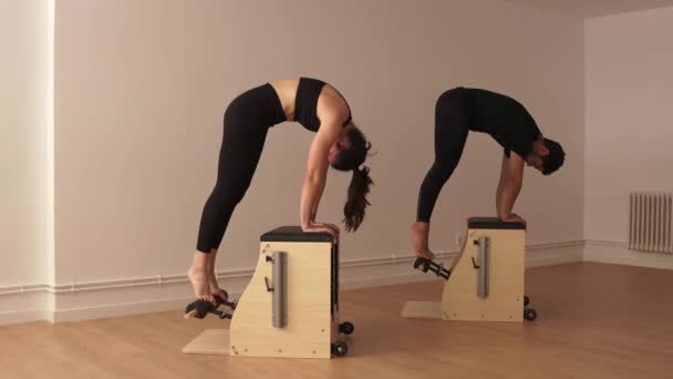 Boční Pohled Koncentrované Sportovkyně Sportovkyně Balancující Židli Pilates Při Cvičení — Stock video