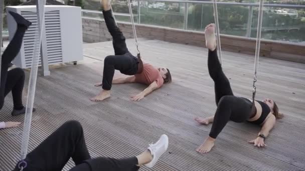 Gruppe Von Menschen Sportbekleidung Die Sich Riemen Lehnen Und Yoga — Stockvideo