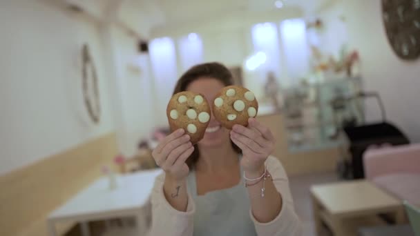 Χαρούμενη Αστεία Γυναίκα Ιδιοκτήτρια Ζαχαροπλαστικής Cafe Επιδεικνύοντας Νόστιμα Γλυκά Μπισκότα — Αρχείο Βίντεο
