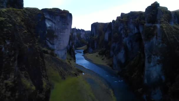 Malowniczy Widok Lotu Ptaka Zielony Niebieski Kanion Turkusową Rzeką Słoneczny — Wideo stockowe