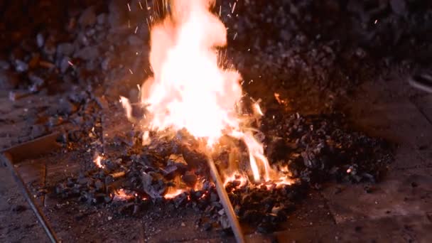 Anonieme Smederij Verwarming Metaal Oven Tijdens Het Werken Grungy Smederij — Stockvideo