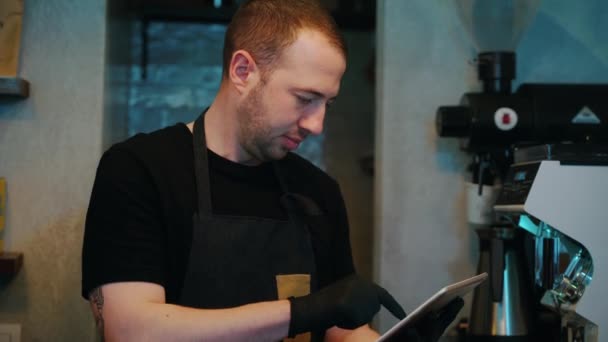 Číšník Drží Ruce Tablet Zatímco Pracuje Kavárně — Stock video