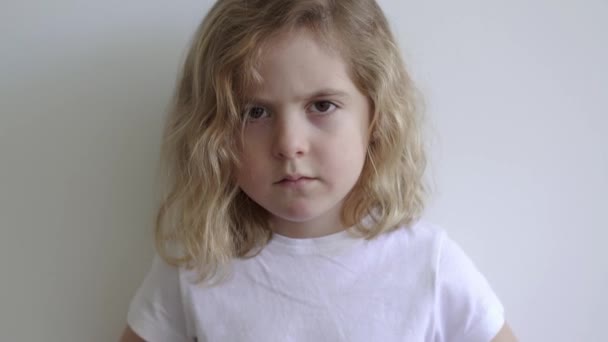 Criança Desapontada Camiseta Casual Olhando Para Câmera Fundo Branco Estúdio — Vídeo de Stock